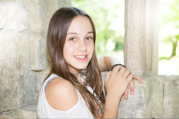 Genç Kız Açık Havada Gülümseyen Güzel Portresi — Stok fotoğraf