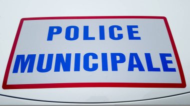 Polis Municipale'ye arabadan etikette zabıta Fransızca anlamına gelir.