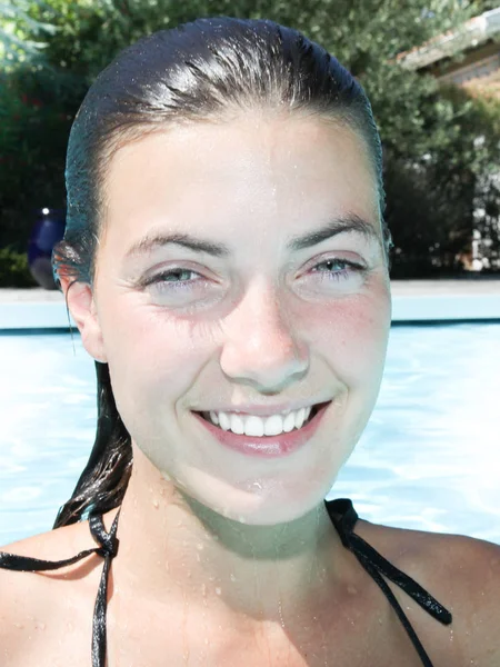 Portrét Mladé Ženy Plaveckém Bazénu — Stock fotografie