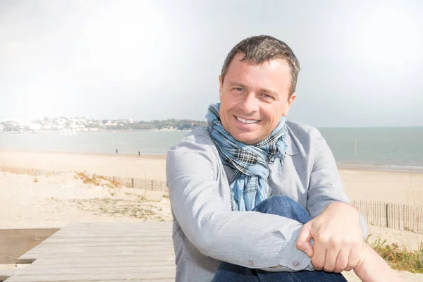 Knappe Man Toeristische Het Strand Het Voorjaar — Stockfoto