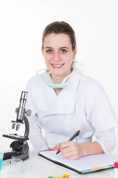 Mulher Cientista Que Trabalha Com Microscópio Laboratório Que Faz Pesquisa — Fotografia de Stock