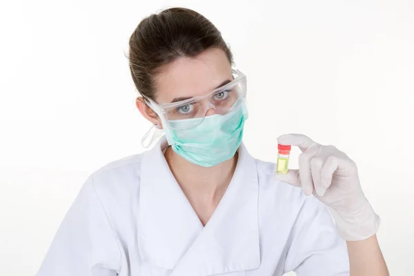 Junge Attraktive Wissenschaftlerin Schutzbrille Und Handschuhen Mit Reagenzglas Wissenschaftlichen Chemielabor — Stockfoto