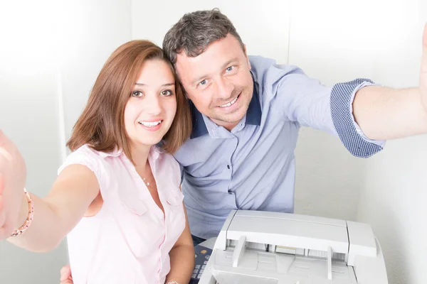 Hombre Mujer Con Oficina Impresora Hacer Una Selfie Teléfono — Foto de Stock