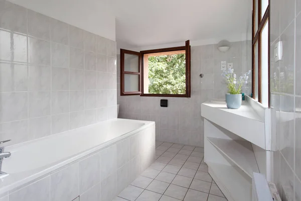 Branco Grande Banheiro Limpo Casa Com Janela — Fotografia de Stock