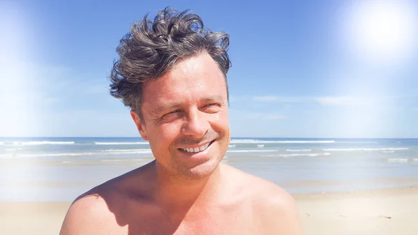 Pria Tampan Bertelanjang Dada Liburan Pantai Musim Panas Hari Yang — Stok Foto