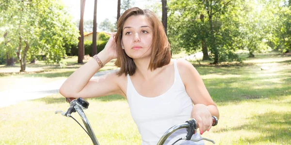 Задумчивая Веселая Девушка Велосипеде Зеленом Парке Летний День — стоковое фото