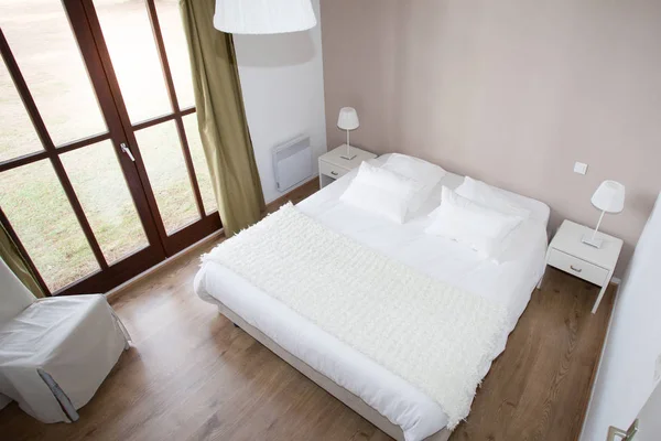 Cama Grande Casa Dormitorio Con Suelo Madera — Foto de Stock