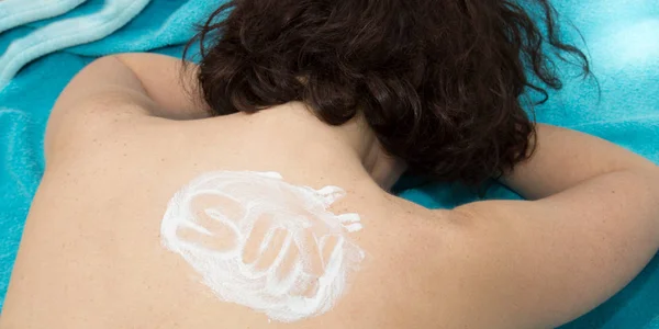Donna Con Crema Solare Forma Sole Lozione Sulla Pelle Della — Foto Stock