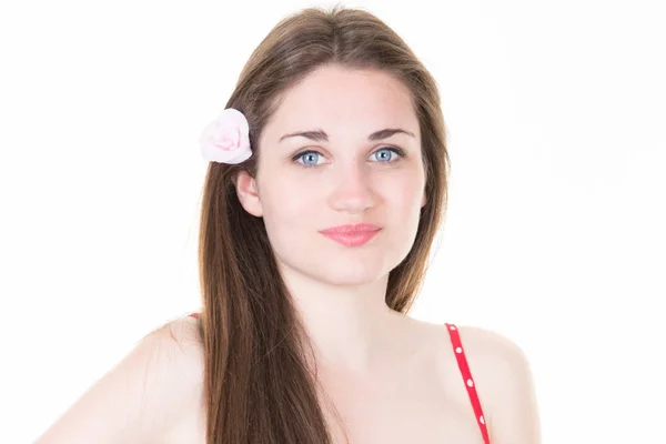 Kafamda Çiçekli Beyaz Arka Plan Üzerinde Güzel Genç Kadın — Stok fotoğraf