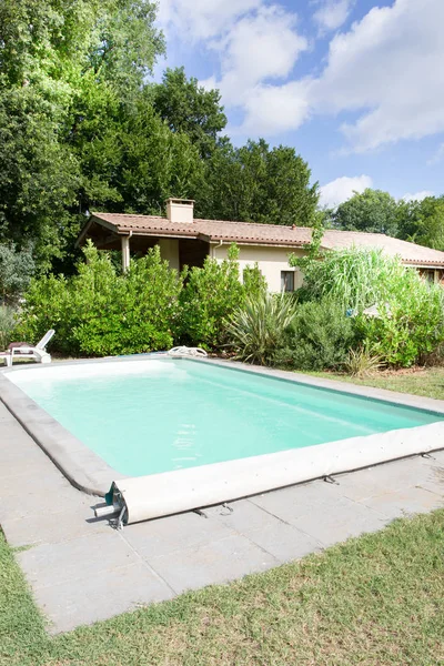 Piscina y exuberante vegetación — Foto de Stock