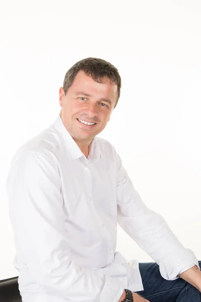 Beyaz Tişörtlü Için Oturma Gülümseyen Yakışıklı Adam — Stok fotoğraf