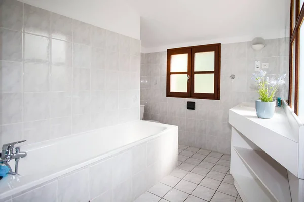 White clean and modern minimal bathroom in a house — Stock Photo, Image