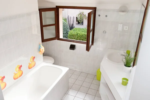 Primer Plano Del Cuarto Baño Con Zona Ducha Lavado Decoración — Foto de Stock