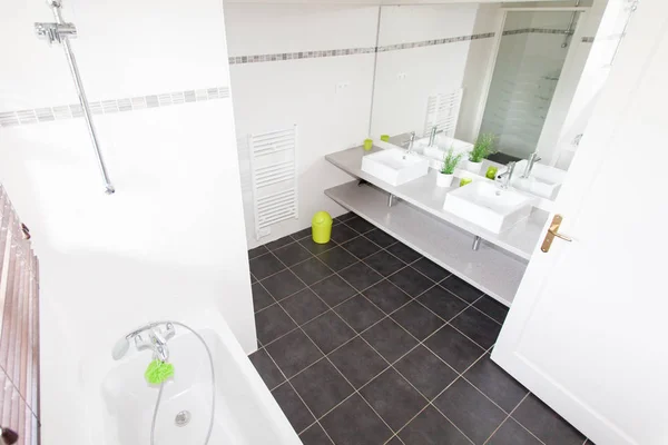 Cuarto Baño Las Habitaciones Del Hotel Con Ducha Algunos Lavabos —  Fotos de Stock