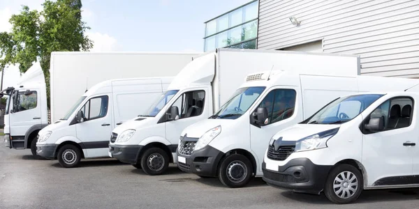 Varios Coches Furgonetas Camiones Estacionados Estacionamiento Para Alquiler Entrega — Foto de Stock