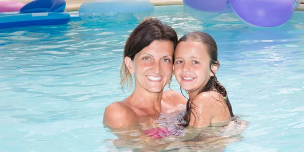 Eve Özel Havuzu Oldukça Tek Annesi Ile Güzel Kızı — Stok fotoğraf