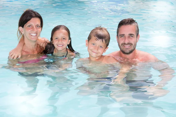 Feliz Retrato Familiar Alegre Piscina Las Vacaciones Verano —  Fotos de Stock