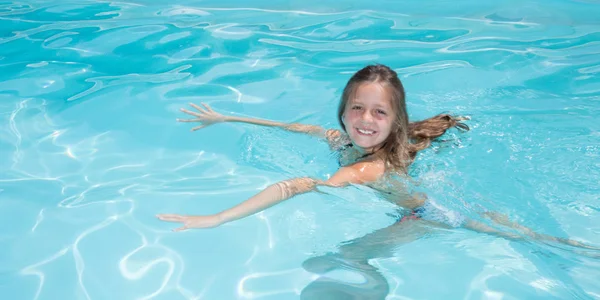 Niña Aprendiendo Nadar Piscina Ciudad —  Fotos de Stock