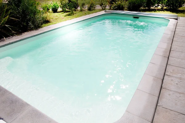 Piscina y exuberante vegetación — Foto de Stock