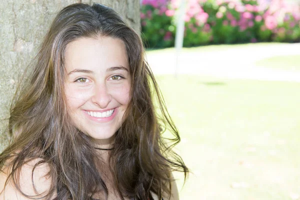 Porträt Einer Schönen Jungen Teenagerin Sommergrünen Gartenpark — Stockfoto