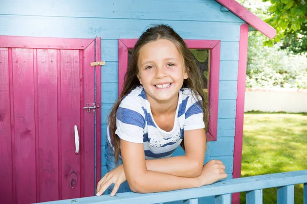 Retrato Uma Menina Bonita Jardim Cabana Madeira — Fotografia de Stock