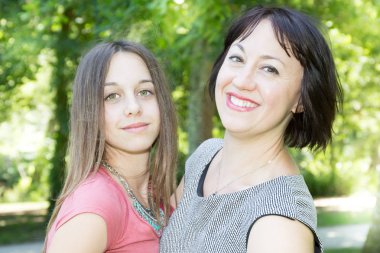 Mutlu anne ve kızı park yaz aylarında eğleniyor portresi