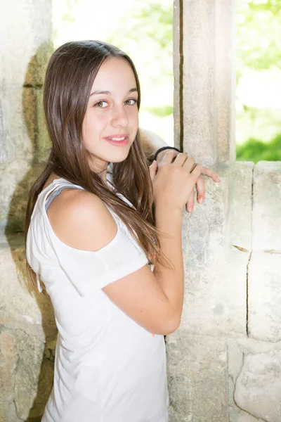 Retrato Uma Menina Feliz Sorrindo Rua Verão Livre — Fotografia de Stock