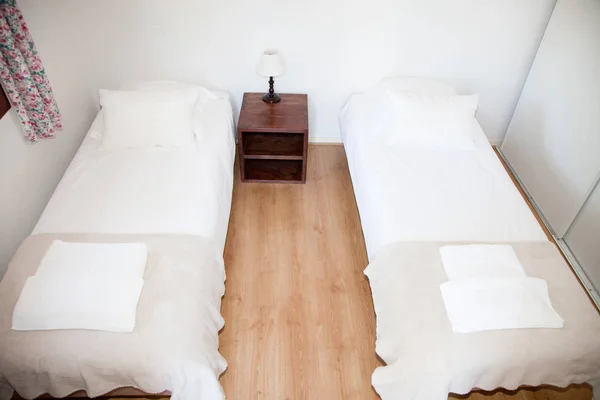 Εσωτερικό Διπλό Κρεβάτι Στο Υπνοδωμάτιο Του Ξενοδοχείου — Φωτογραφία Αρχείου