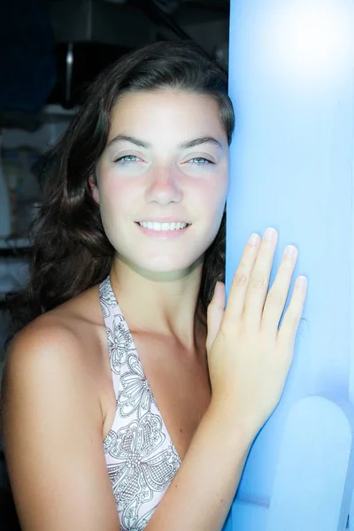 Čerstvé Čelí Dívka Krásnou Tváří Poblíž Dřevo Modré Dveře — Stock fotografie