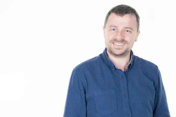 Retrato Hombre Sonriente Con Las Manos Los Bolsillos Aislado Sobre — Foto de Stock