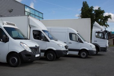 Satır beyaz teslim ve hizmet minibüs, kamyon ve araba fabrika ve depo dağıtım tesisi önünde