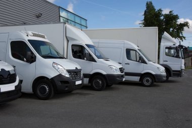 Birden çok kamyon parkında büyük bir otopark
