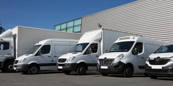 Società parco consegna specializzata con piccoli camion e van — Foto Stock