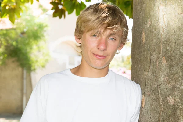 Blonder Teenager Junge Sommertag Park — Stockfoto