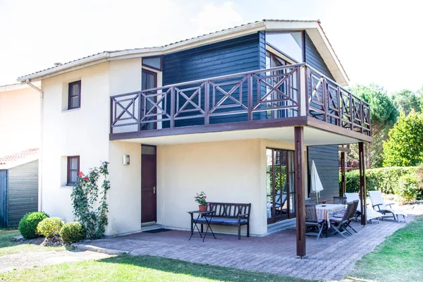 Vista del exterior de una hermosa casa moderna — Foto de Stock