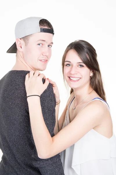 Retrato Feliz Jovem Casal Abraçando Fundo Branco — Fotografia de Stock