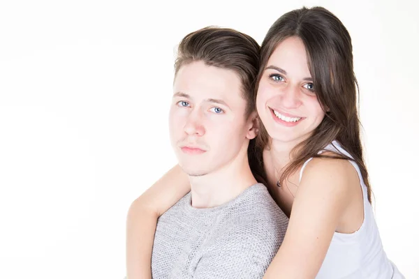 白地に笑顔の若いカップルの肖像画 — ストック写真