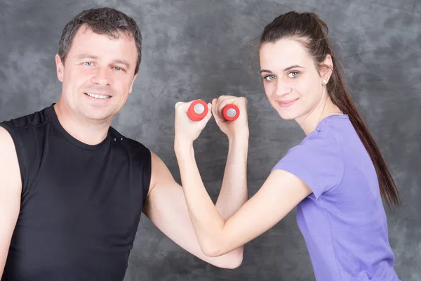 Personal Trainer Uomo Allenatore Con Donna Che Lavora Con Manubri — Foto Stock