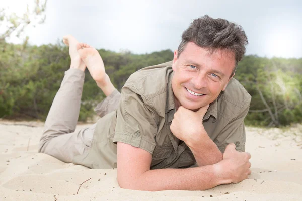 Pria Menikmati Liburan Pantai Berbaring Pasir Tampak Tersenyum Bahagia — Stok Foto
