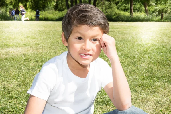 Pequeno Menino Retrato Misto Raça Primavera Verão Parque — Fotografia de Stock