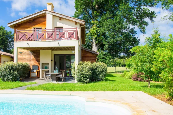 Piscina privada no verão — Fotografia de Stock