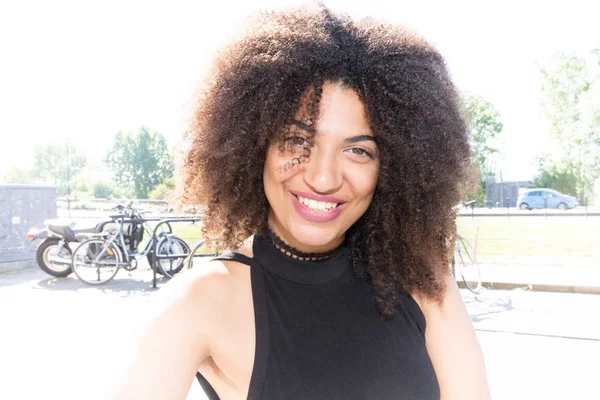 Retrato Una Hermosa Joven Afroamericana Sonriendo Ciudad Calle —  Fotos de Stock