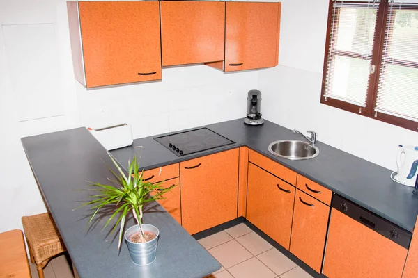 Небольшой Ярко Оранжевый Кухонный Гарнитур Стиле Модерн — стоковое фото