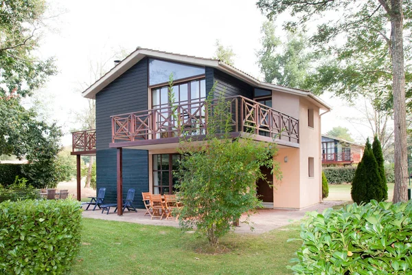 Belle maison moderne avec jardin, extérieur — Photo