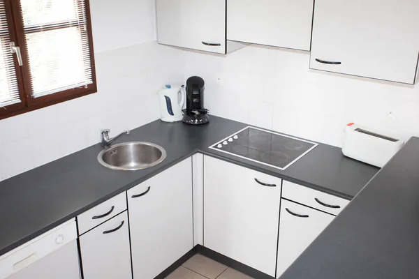 现代厨房的白色和灰色的房子 — 图库照片