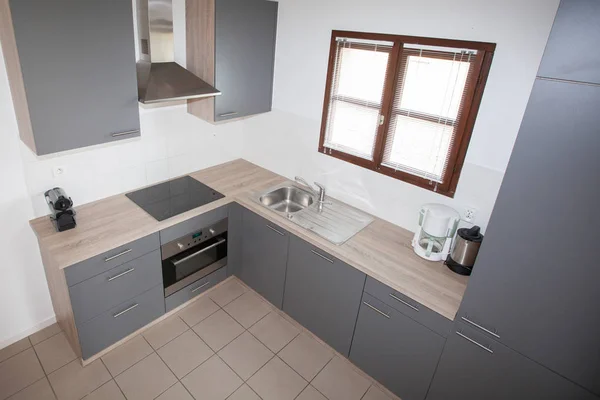 Einfache Küche Grau Und Holz Mit Fenster — Stockfoto
