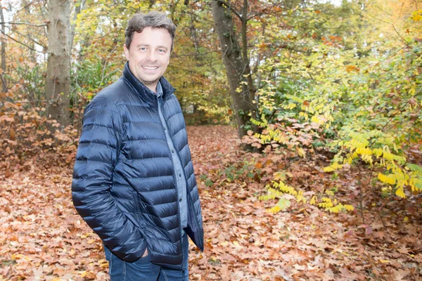 Ritratto Dell Uomo Sorridente Nel Parco Forestale Autunno Inverno Giorno — Foto Stock