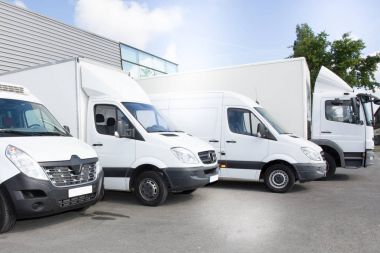ticari teslimat ulaşım yer taşıyıcı hizmet şirketi nakliye taşıma Otopark park kamyonlar