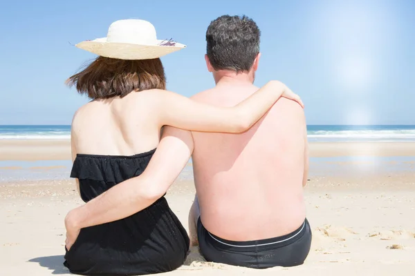 Romântico Jovem Casal Praia Volta Vista Homem Mulher Com Chapéu — Fotografia de Stock