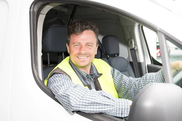 Lachende Levering Bestuurder Man Zijn Busje Rijden Buiten Het Magazijn — Stockfoto